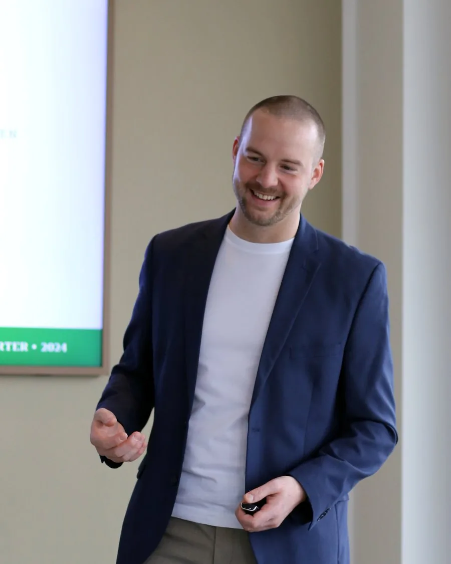 Dennis Marter beim Seminar vor einer Gruppe